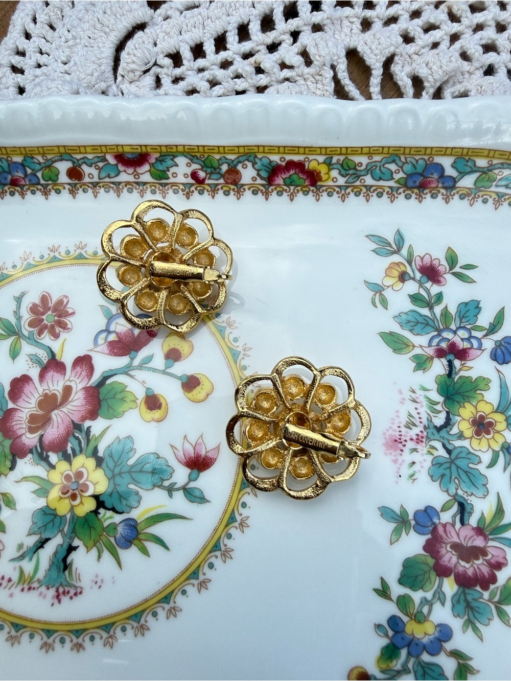 Vintage Sarah Coventry Gold Tone Flower Clip On Earrings Statement Floral - Picture 3 of 5